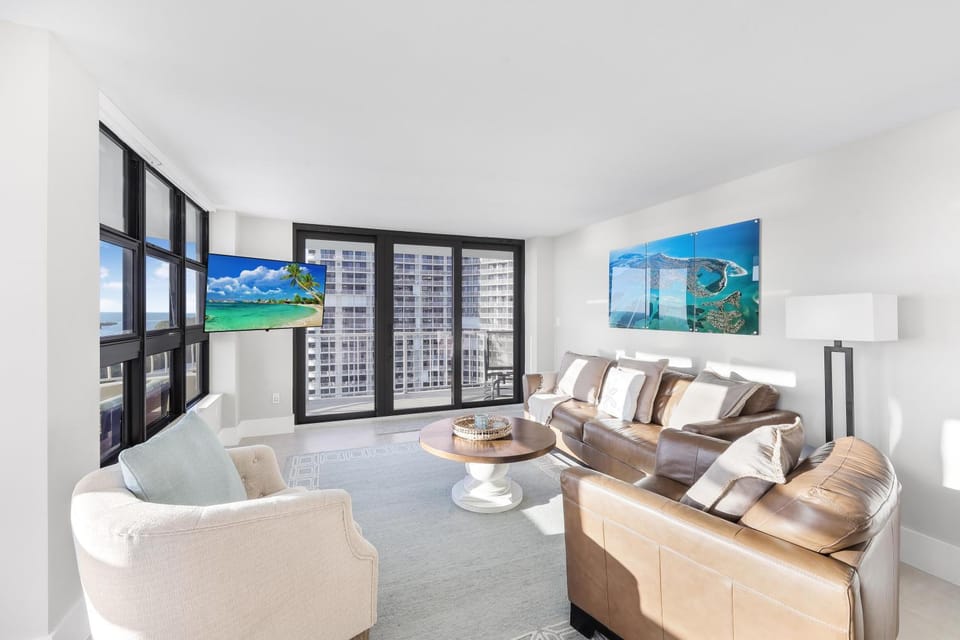 Beachfront condo with panoramic ocean views and pool House in Marco Island