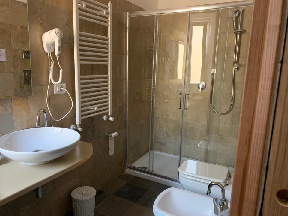 Shower, Toilet