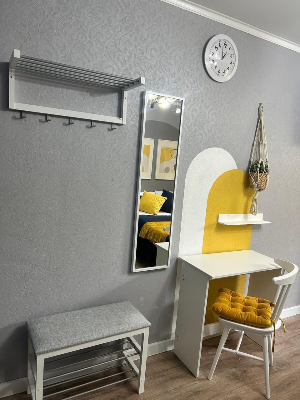 Photo of the whole room, hair dresser