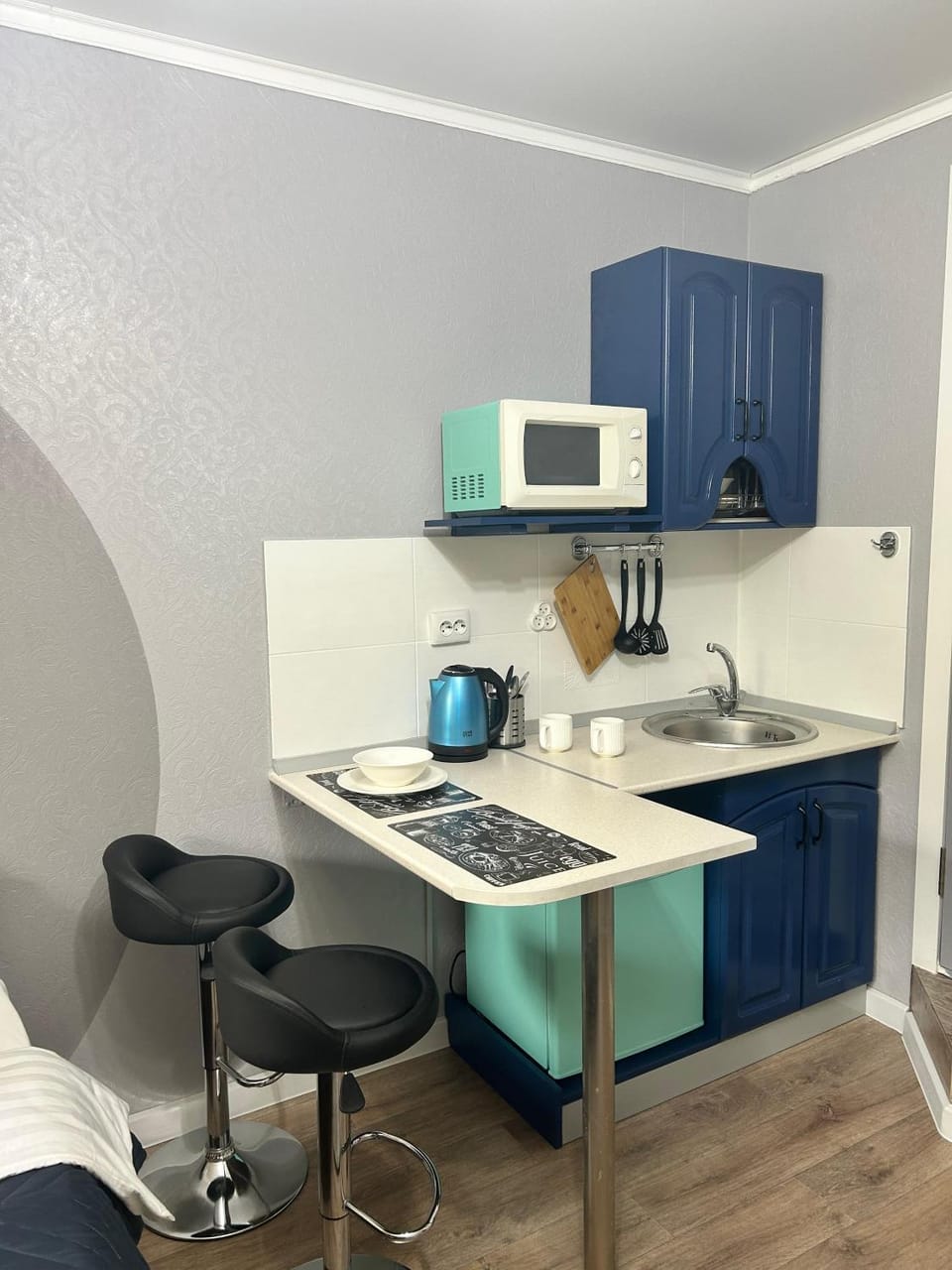Kitchen or kitchenette, Dining area, minibar, stove