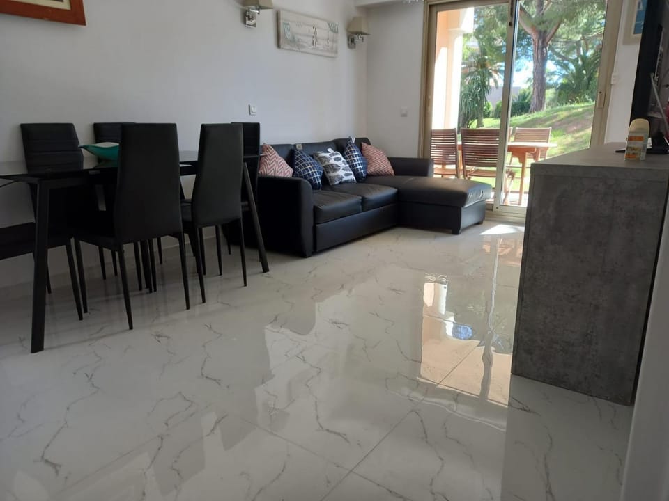 T3 A/C Côte d'Azur, Piscine, Plage à 350m, WIFI Apartment in Antibes