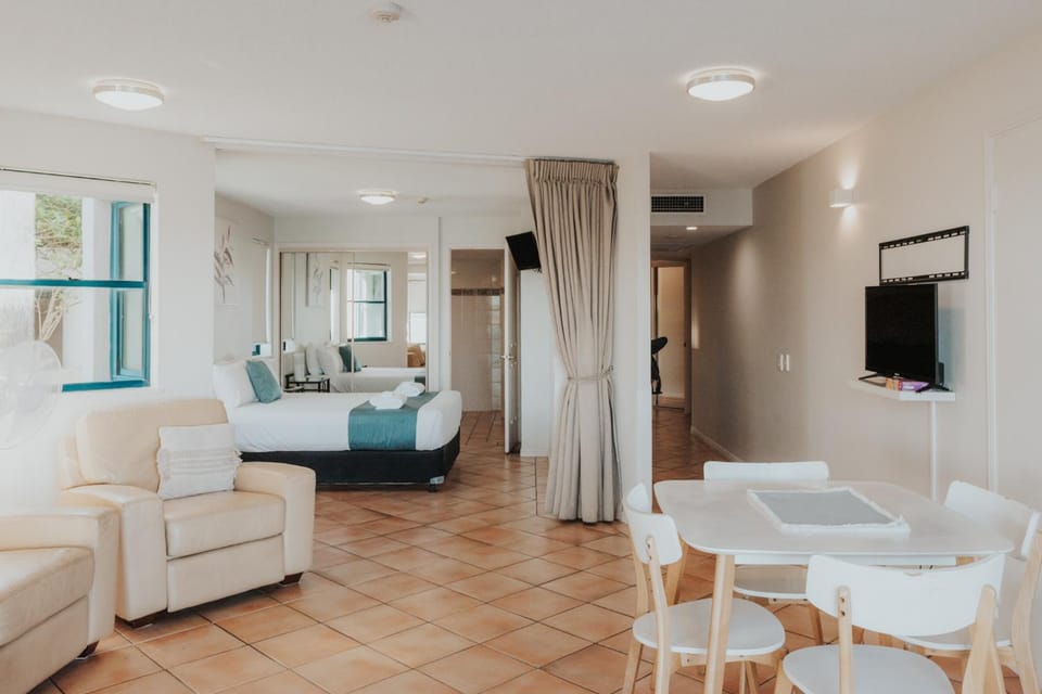 Bed, Living room, Dining area, Bedroom