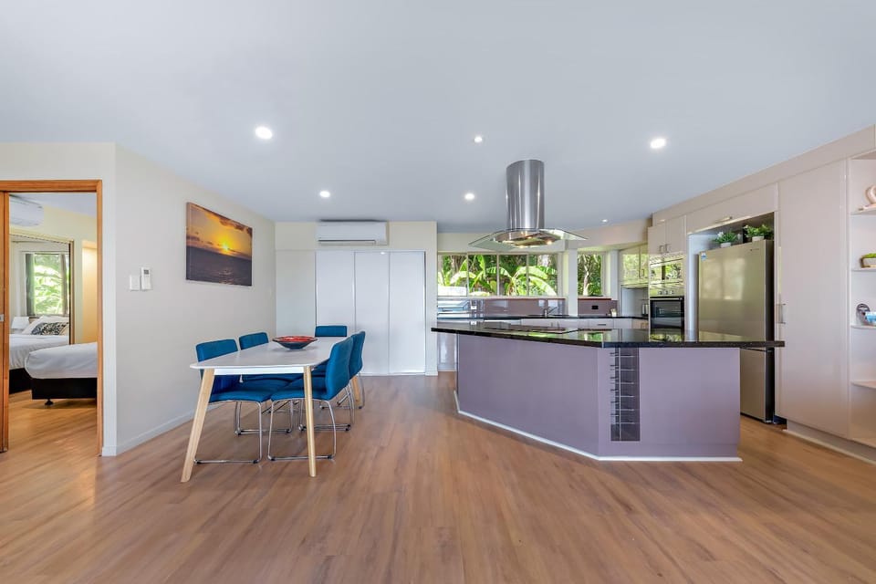 Kitchen or kitchenette, Dining area, microwave, oven, stove, air conditioner