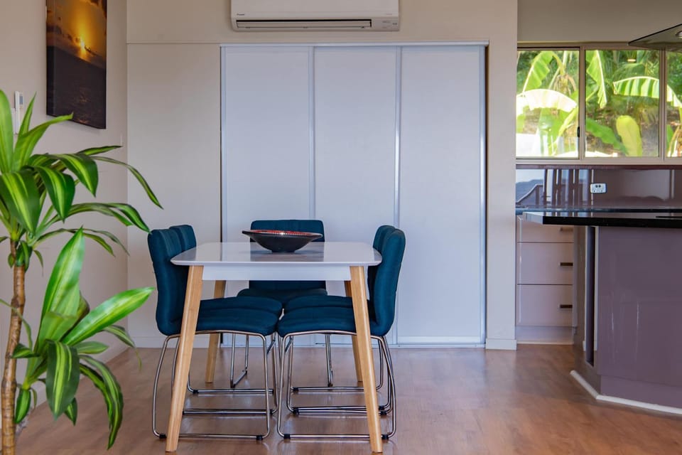 Seating area, Dining area, air conditioner