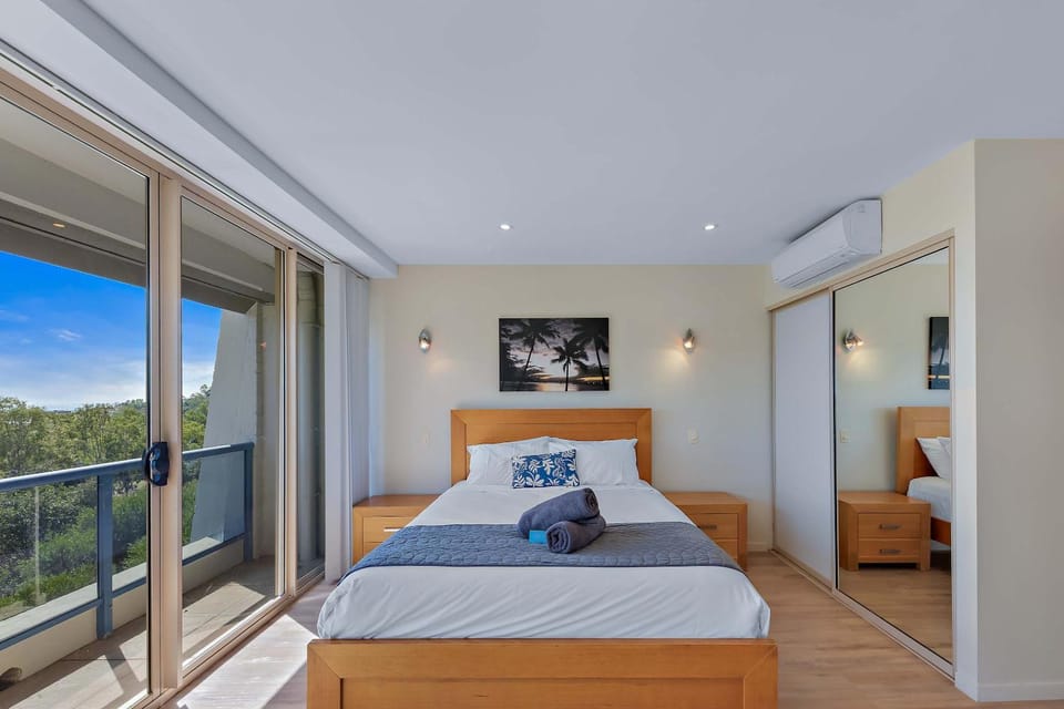 Bed, View (from property/room), Balcony/Terrace, Bedroom, Sea view, towels, air conditioner