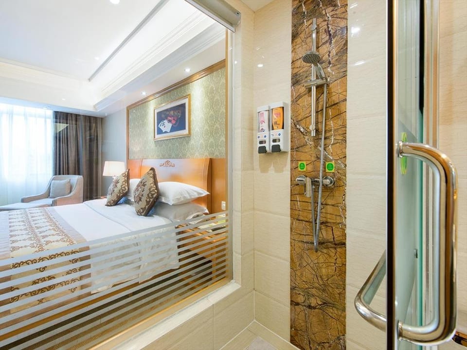 Vienna Hotel Banxuegang Road Hotel in Shenzhen