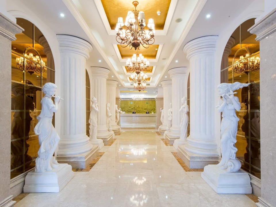Vienna Hotel Banxuegang Road Hotel in Shenzhen