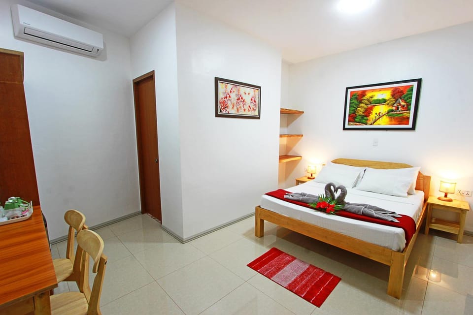 Seating area, Bedroom, air conditioner