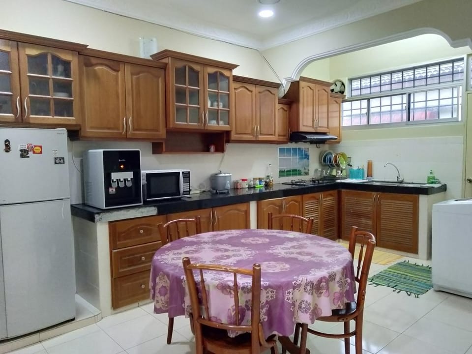 Kitchen or kitchenette, Dining area, minibar