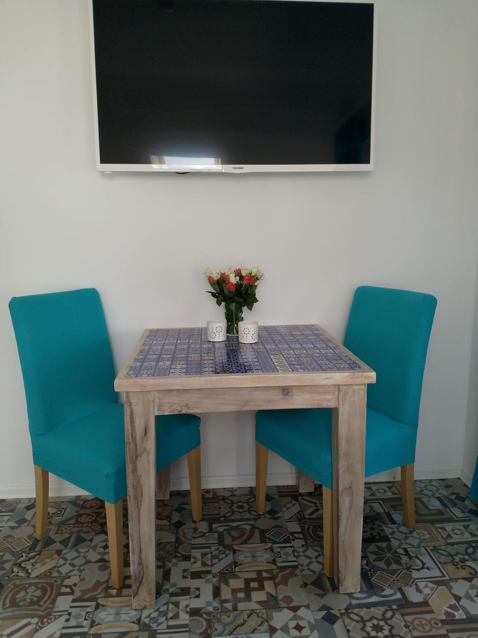 TV and multimedia, Seating area, Dining area