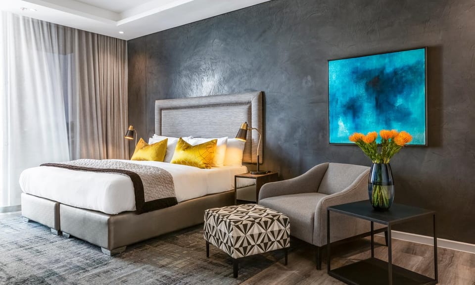 Bed, Seating area, Bedroom