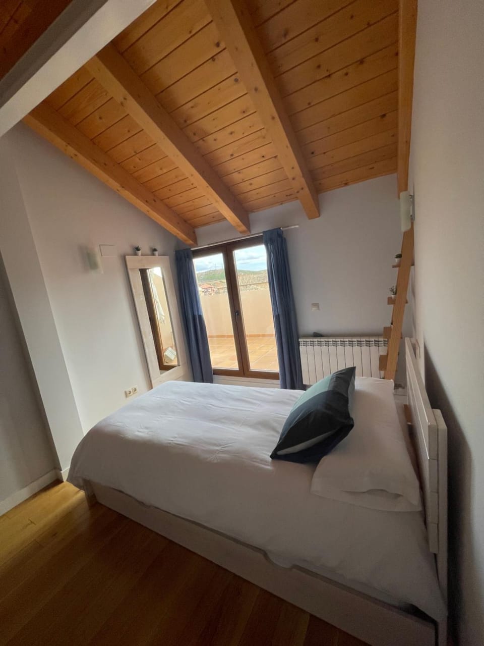 Bedroom, bunk bed