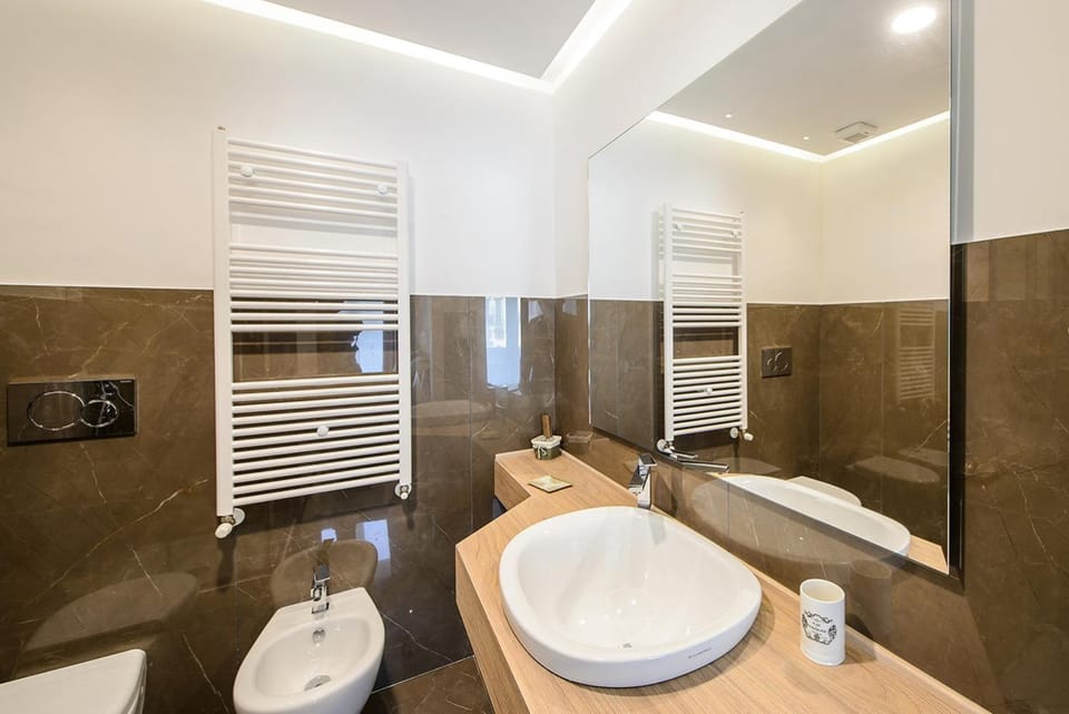 Shower, Toilet, Bathroom, bidet, towels