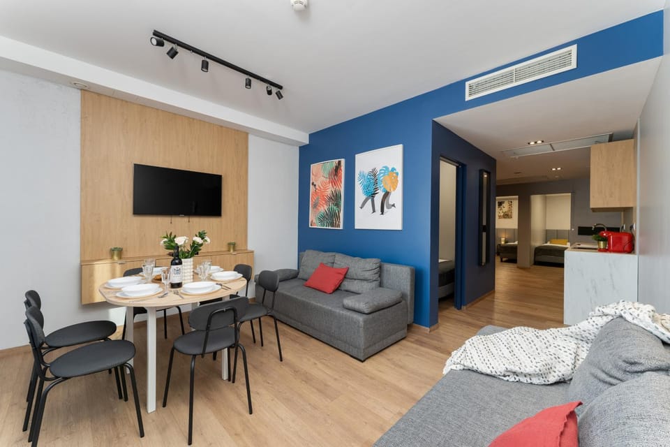 TV and multimedia, Kitchen or kitchenette, Living room, Seating area, air conditioner