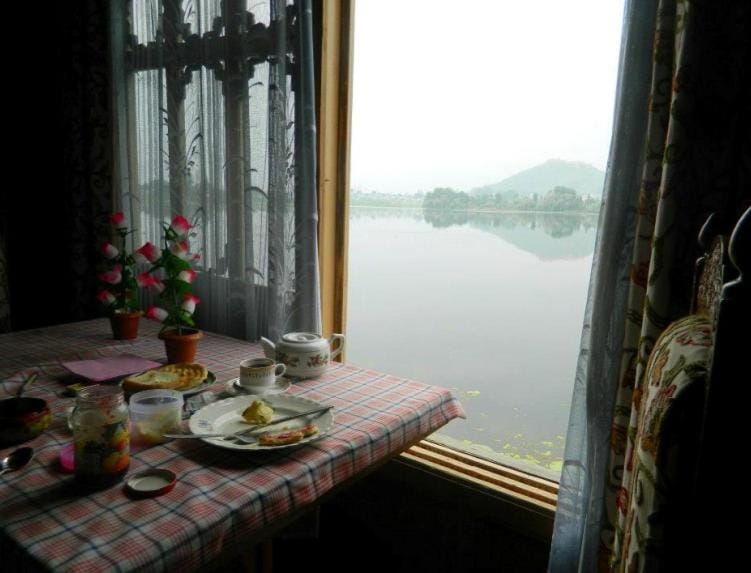 Restaurant/places to eat, Coffee/tea facilities, View (from property/room), Seating area, Dining area, Food