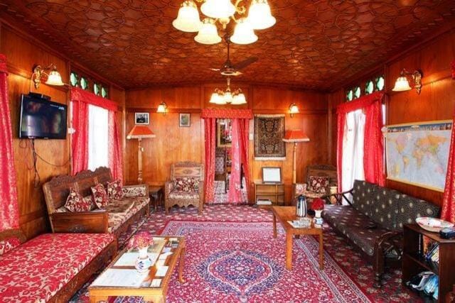 Communal lounge/ TV room, Library, Living room, Lobby or reception, Photo of the whole room, Decorative detail
