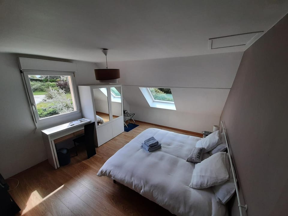 Bed, Photo of the whole room, Bedroom, towels