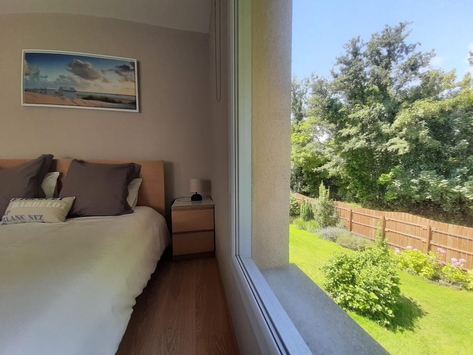 Bed, Garden, View (from property/room), Bedroom, Garden view