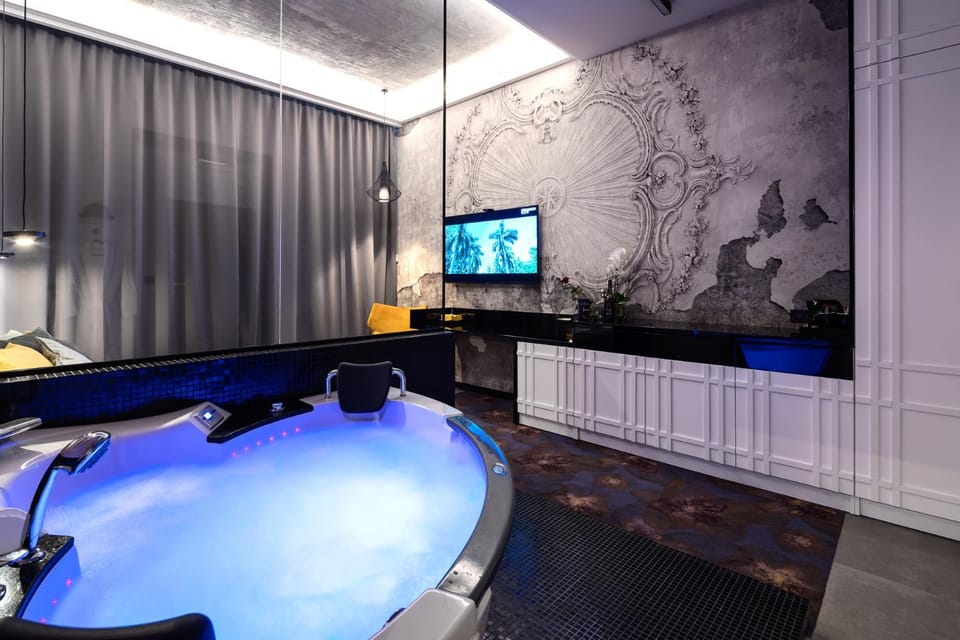 Hot Tub, TV and multimedia, Evening entertainment