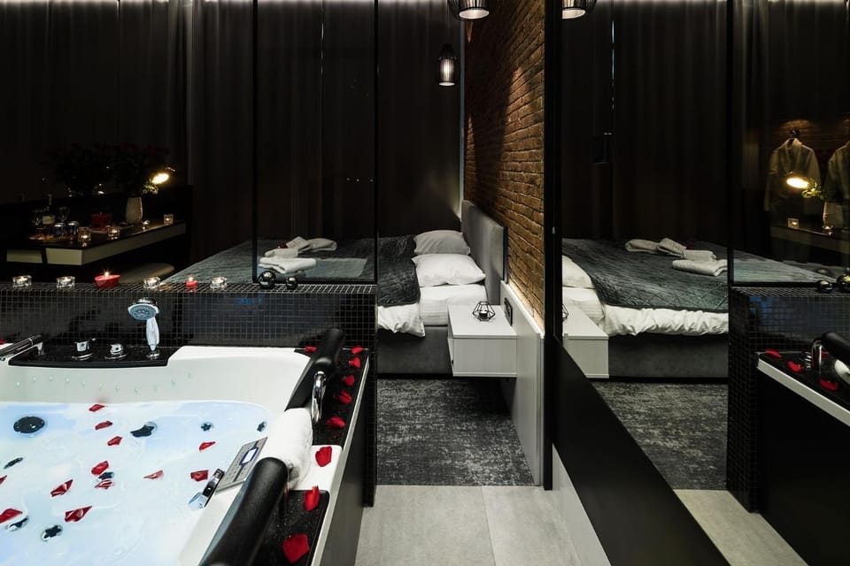 Bed, Hot Tub, Bedroom