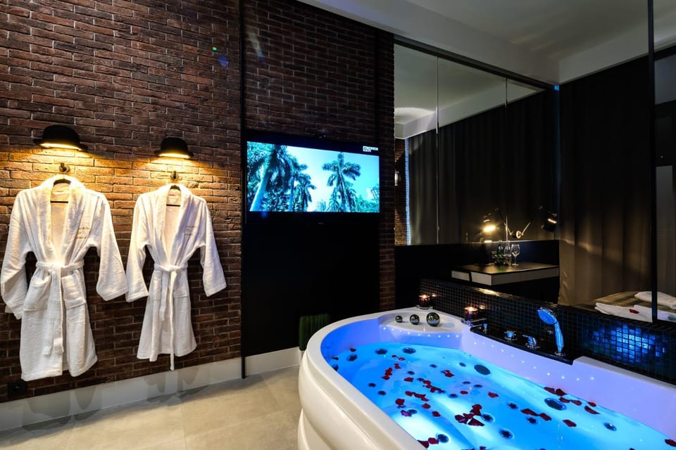Hot Tub, TV and multimedia, towels