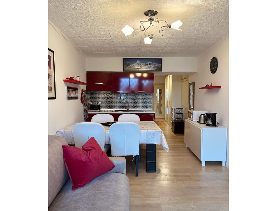 Kitchen or kitchenette, Living room, Seating area, Dining area