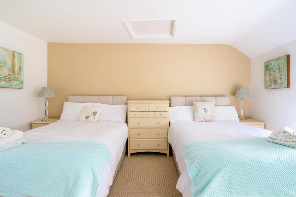 Bed, Decorative detail, Bedroom, storage, towels