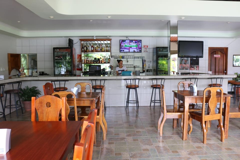 Restaurant/places to eat, Lounge or bar