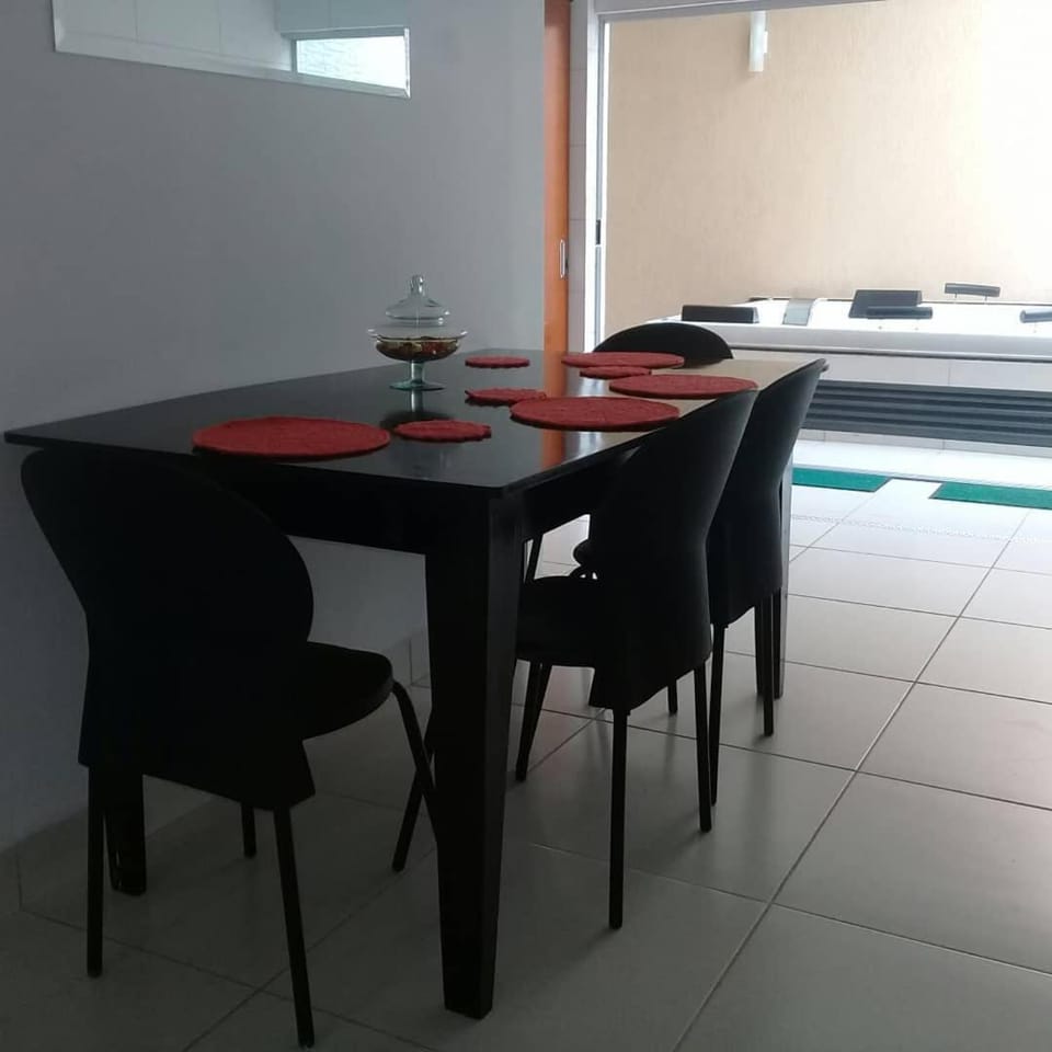 Casa com 2 quartos e banheira de Hidromassagem House in Trindade