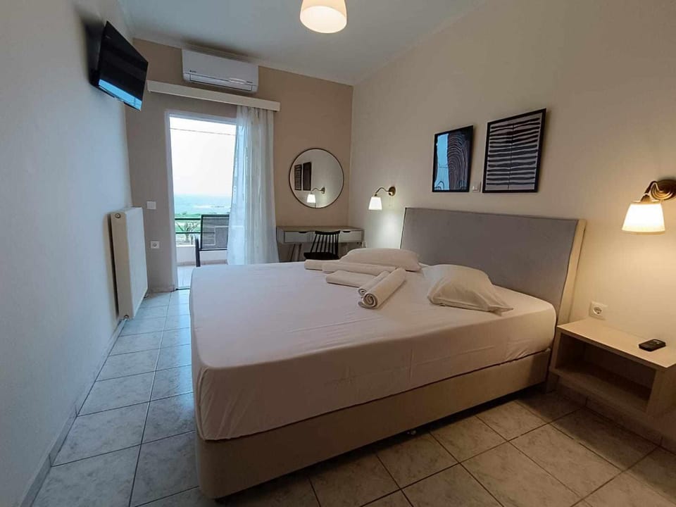 Bed, TV and multimedia, Photo of the whole room, Bedroom