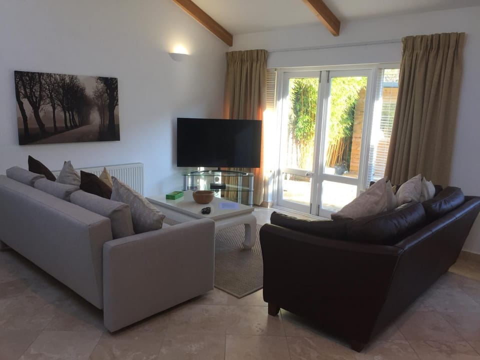 TV and multimedia, Living room, Seating area, Evening entertainment