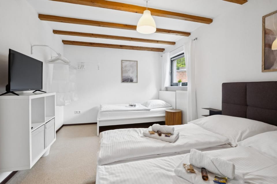 Bed, TV and multimedia, Photo of the whole room, Bedroom