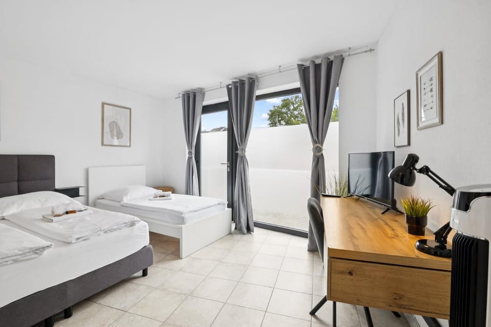 Bed, TV and multimedia, Bedroom