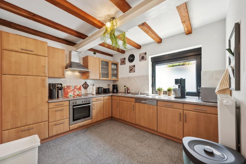 Coffee/tea facilities, dishwasher, microwave, stove, toaster, kitchen