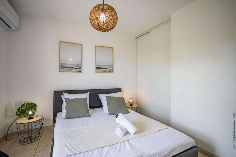 Bed, Bedroom, air conditioner