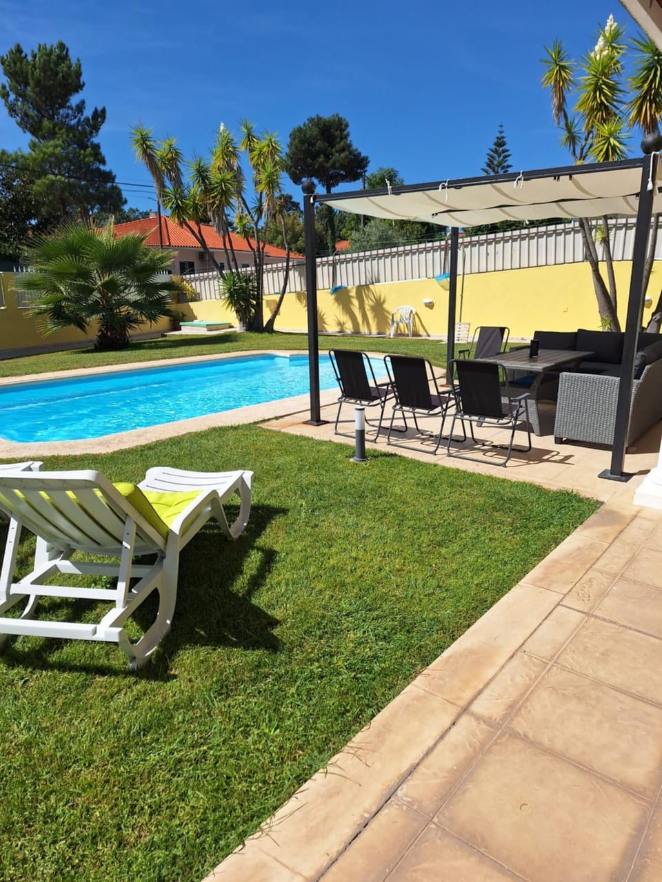 Property building, Day, Garden, Garden view, Pool view, Swimming pool, sunbed