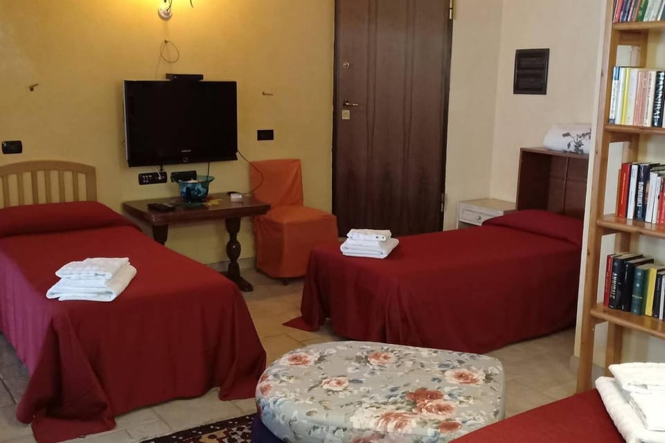 TV and multimedia, Photo of the whole room, Bedroom