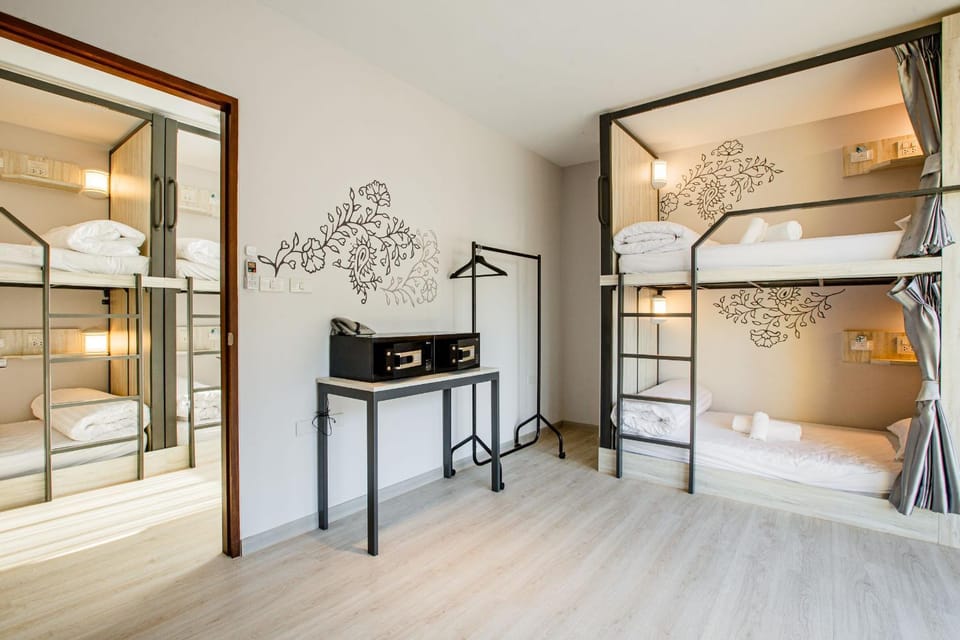 Bed, Photo of the whole room, bunk bed