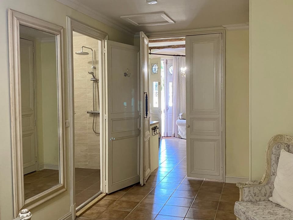 Shower, Bathroom, air conditioner