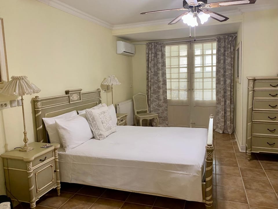 Bed, Photo of the whole room, Bedroom, air conditioner