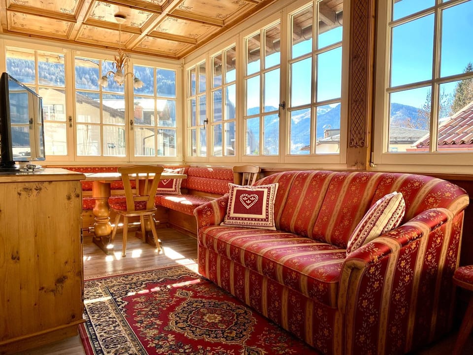 Communal lounge/ TV room