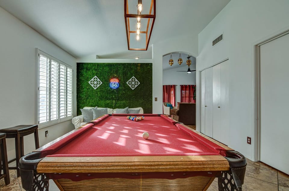 Billiard, Game Room