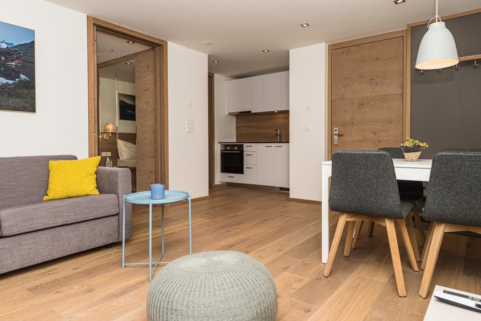 Kitchen or kitchenette, Living room, Seating area, Dining area