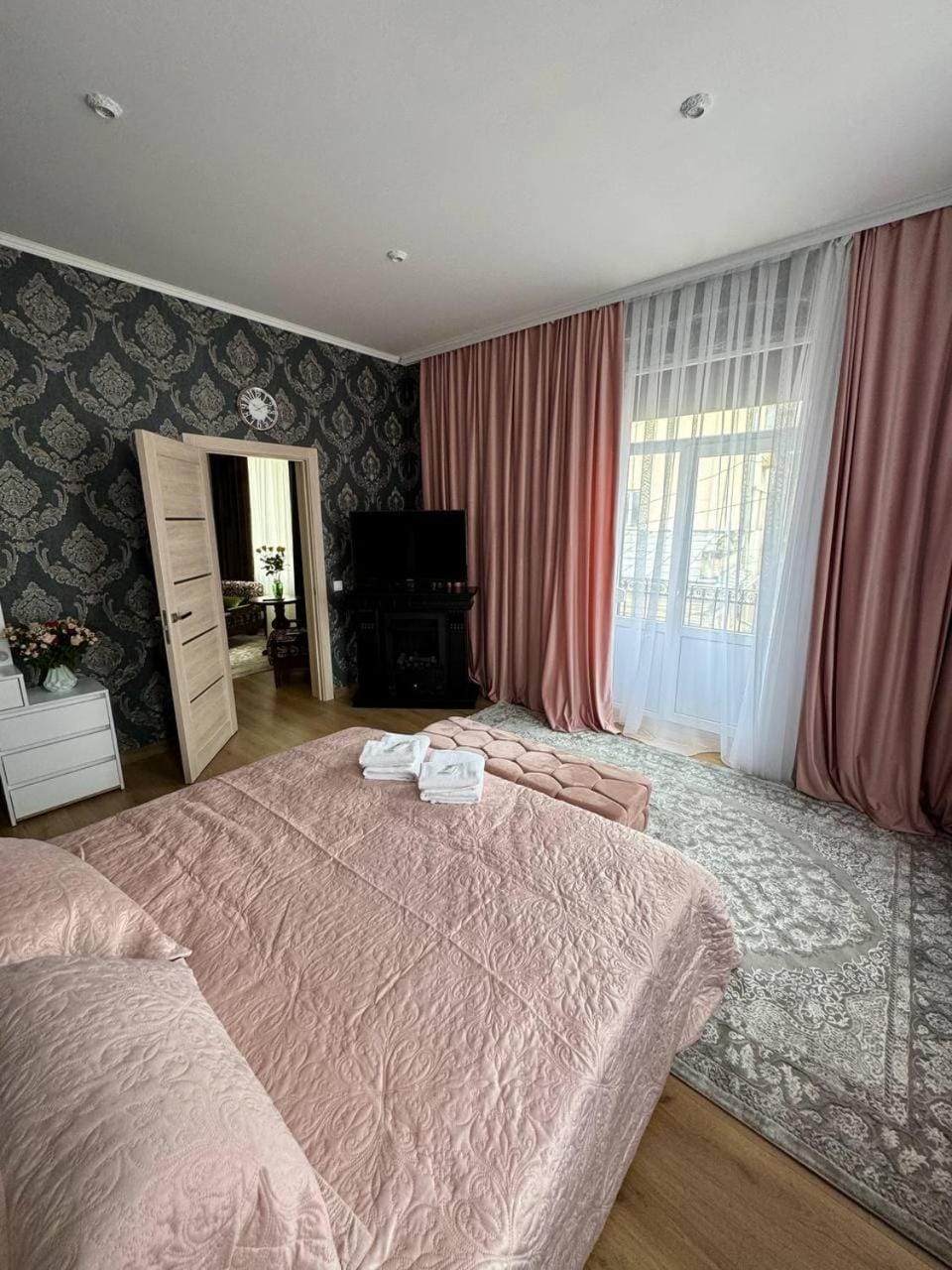 Bed, TV and multimedia, Photo of the whole room, Bedroom, towels