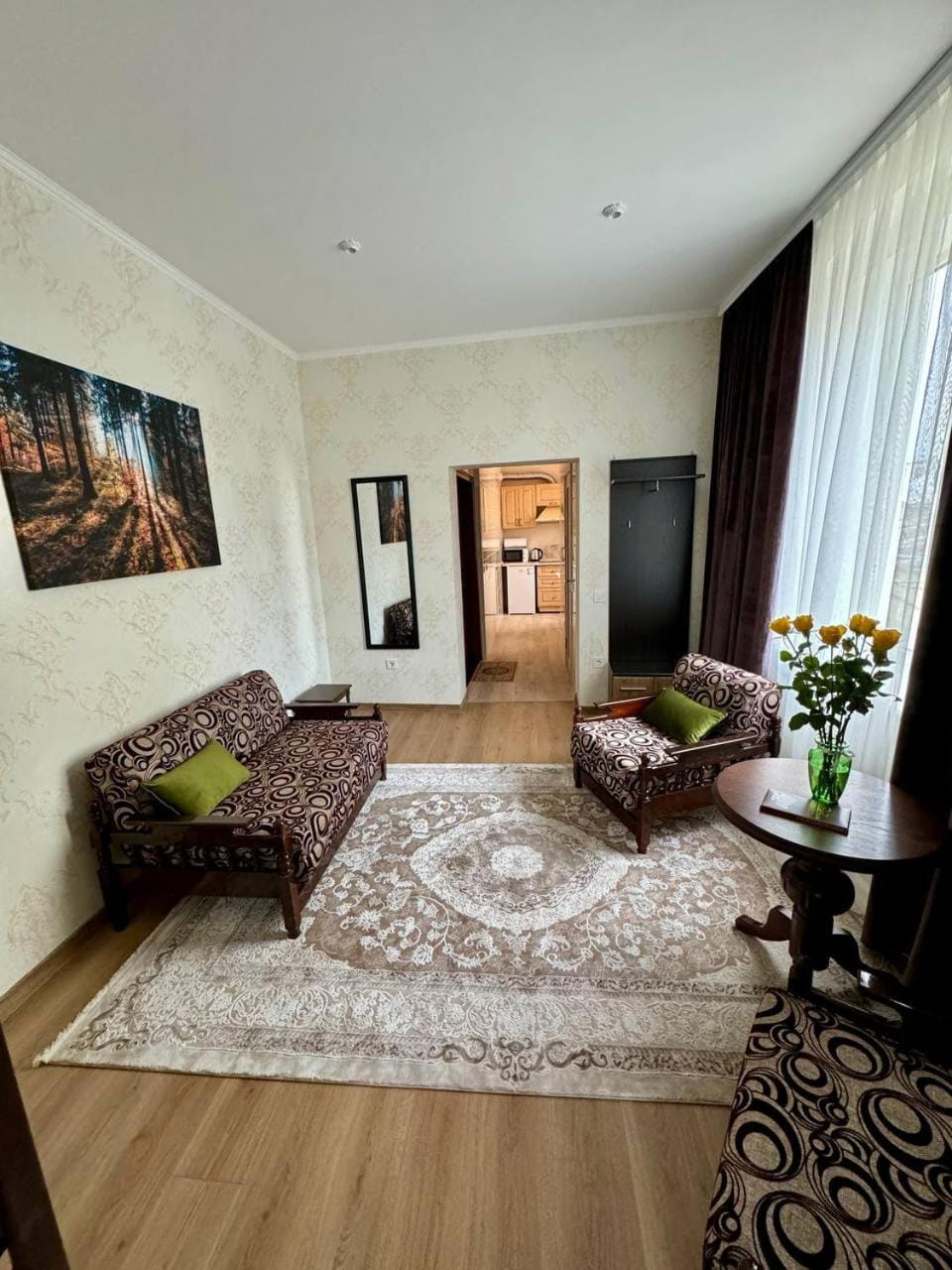 Photo of the whole room, Seating area