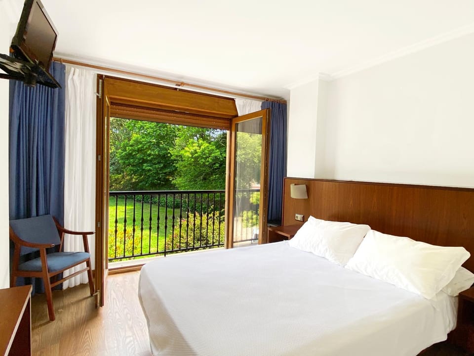 Bed, Balcony/Terrace, Photo of the whole room, Bedroom, Garden view