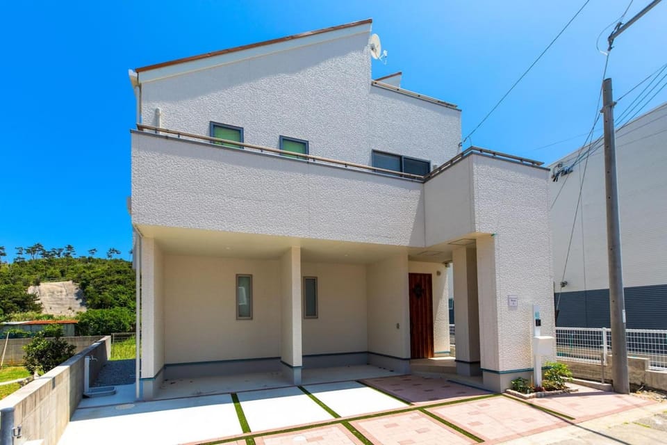 Property building, Day, Balcony/Terrace
