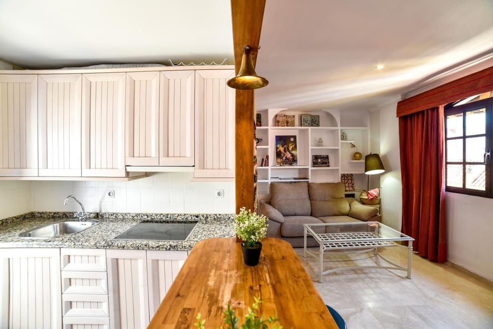 Kitchen or kitchenette, Living room, Seating area, Dining area