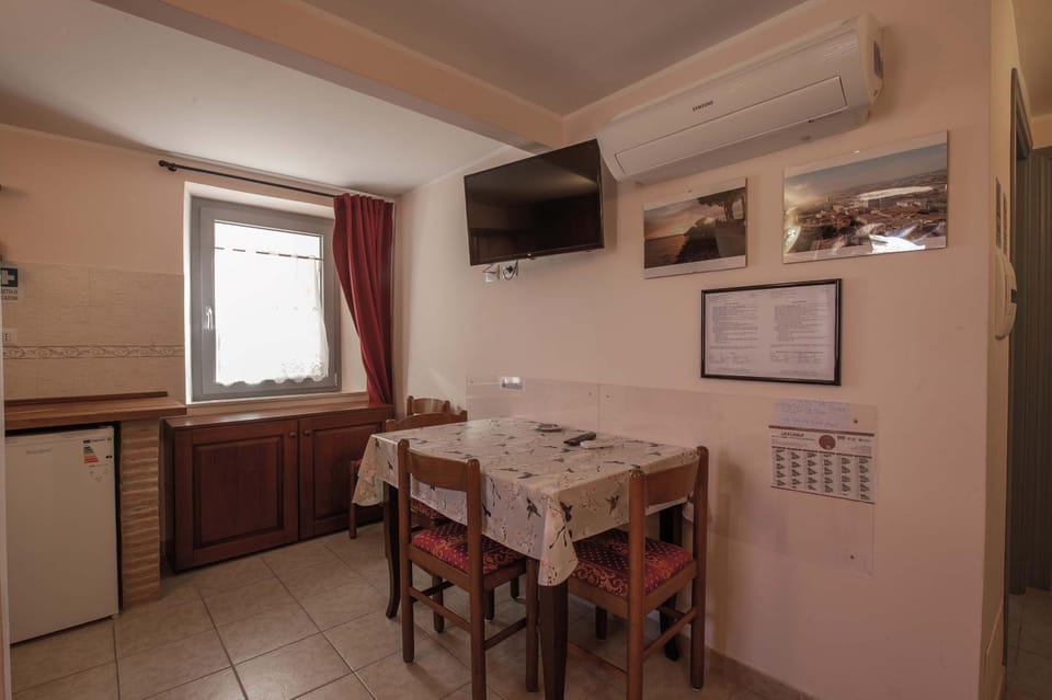 Kitchen or kitchenette, Living room, Seating area, kitchen, kitchen