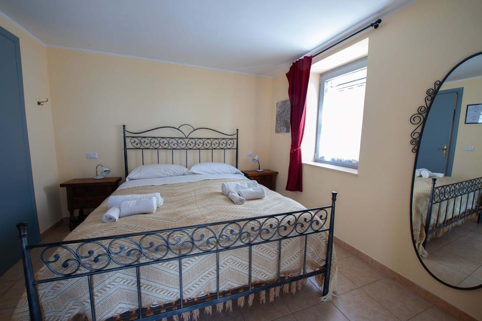 Bed, Decorative detail, Bedroom, towels, towels